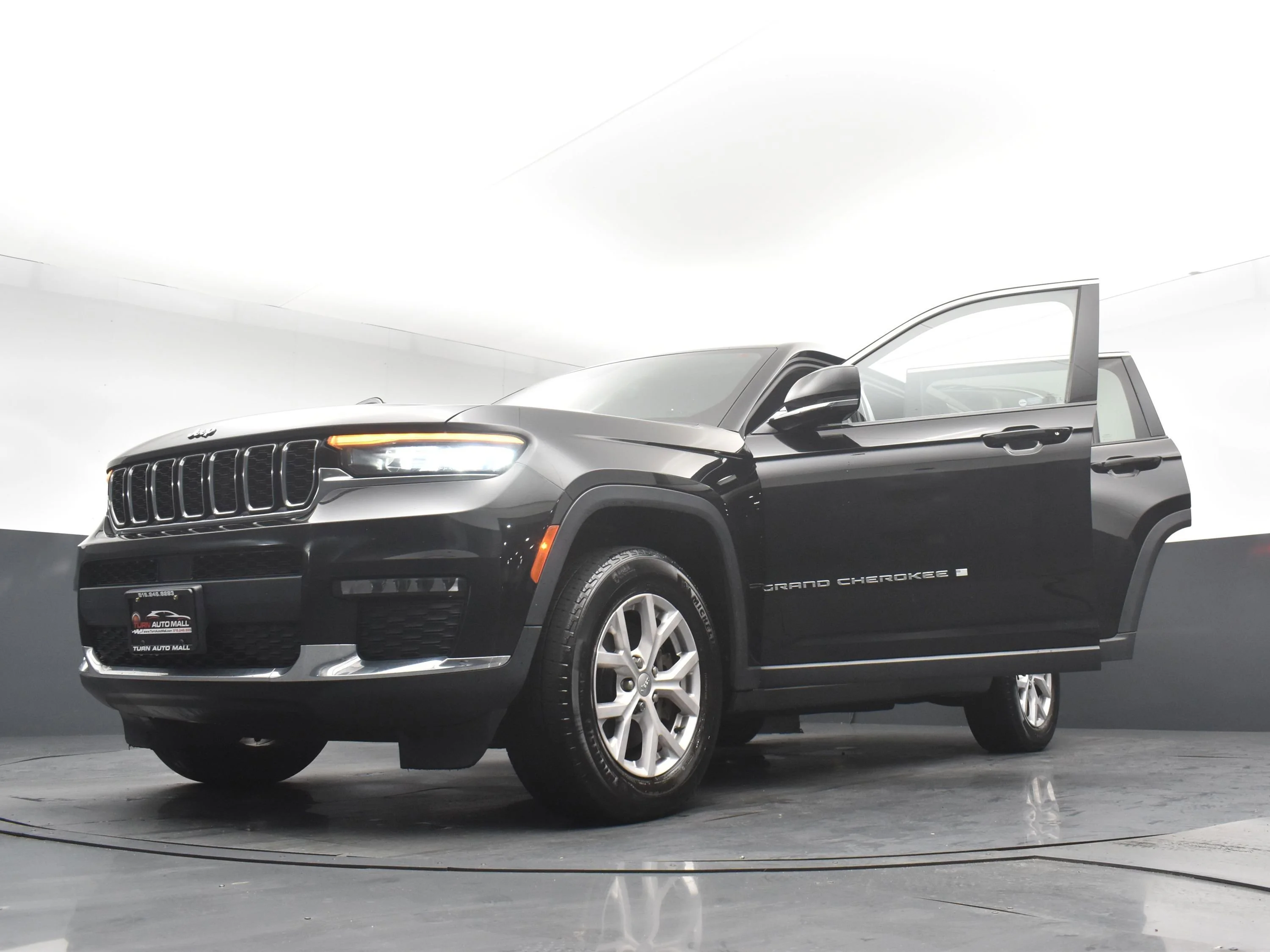 Used 2021 Diamond Black Crystal Pearlcoat Jeep Limited image 32