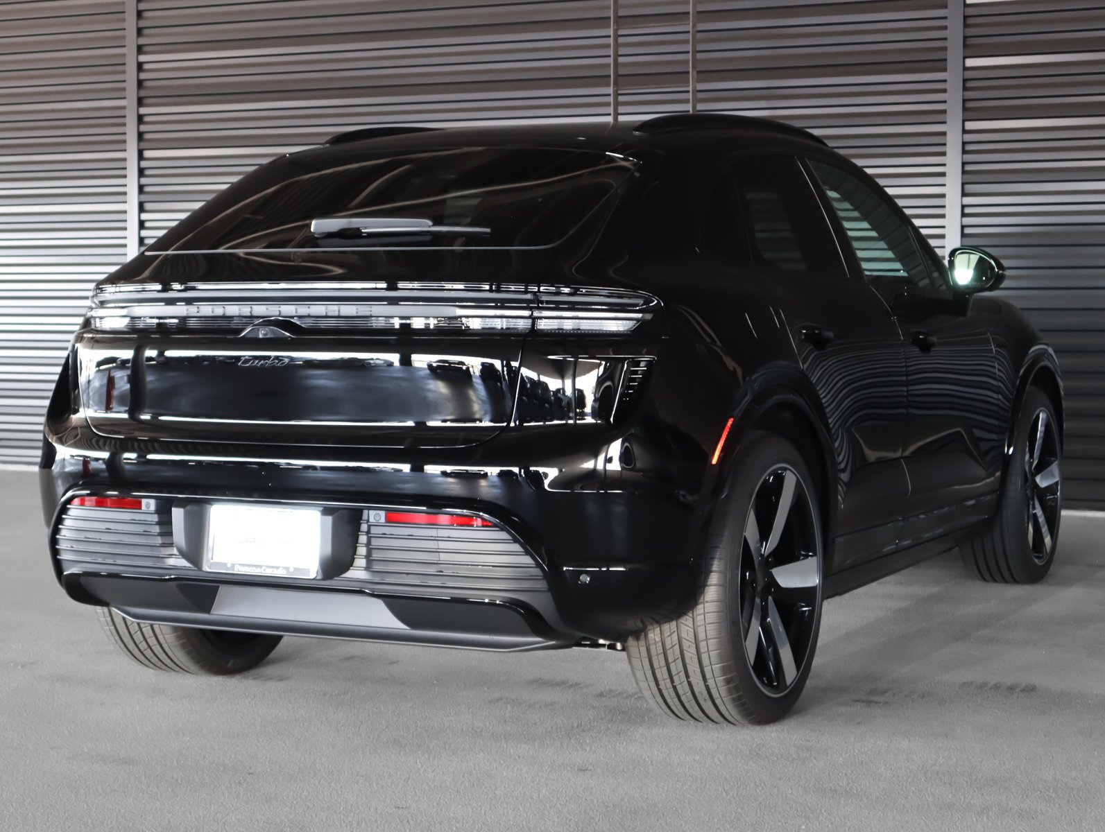 2025 Porsche Macan Turbo Electric - Photo 11