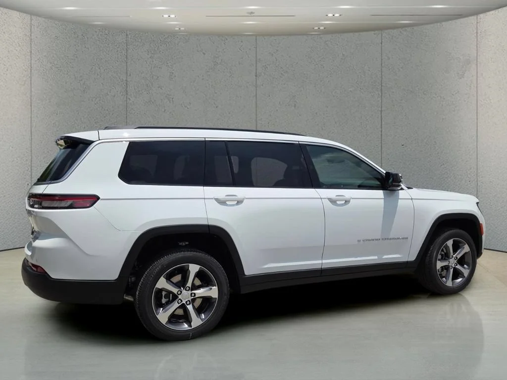 New 2026 Bright White Clear-Coat Exterior Paint Jeep Limited image 3