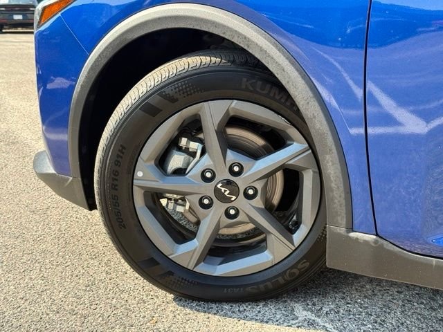 Used 2025 Blue Kia LXS image 5