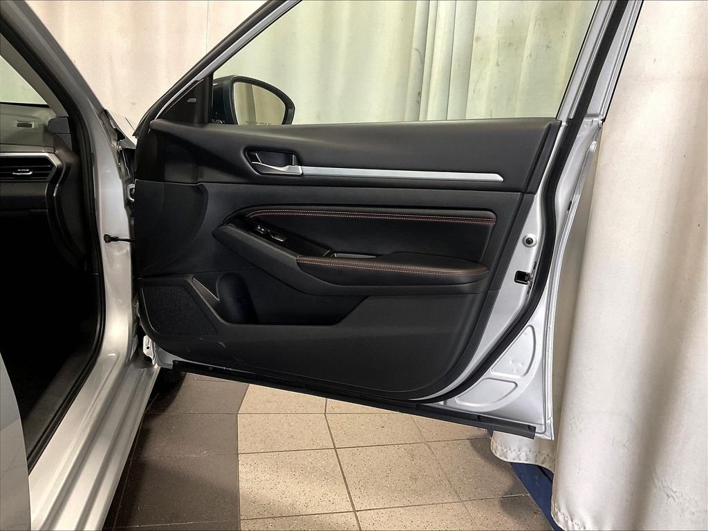 Used 2023 Silver Nissan 2.5 SR image 12