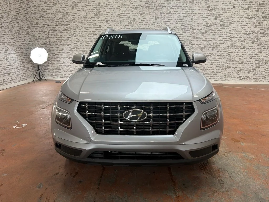 New 2026 Shimmering Silver Hyundai SEL image 2