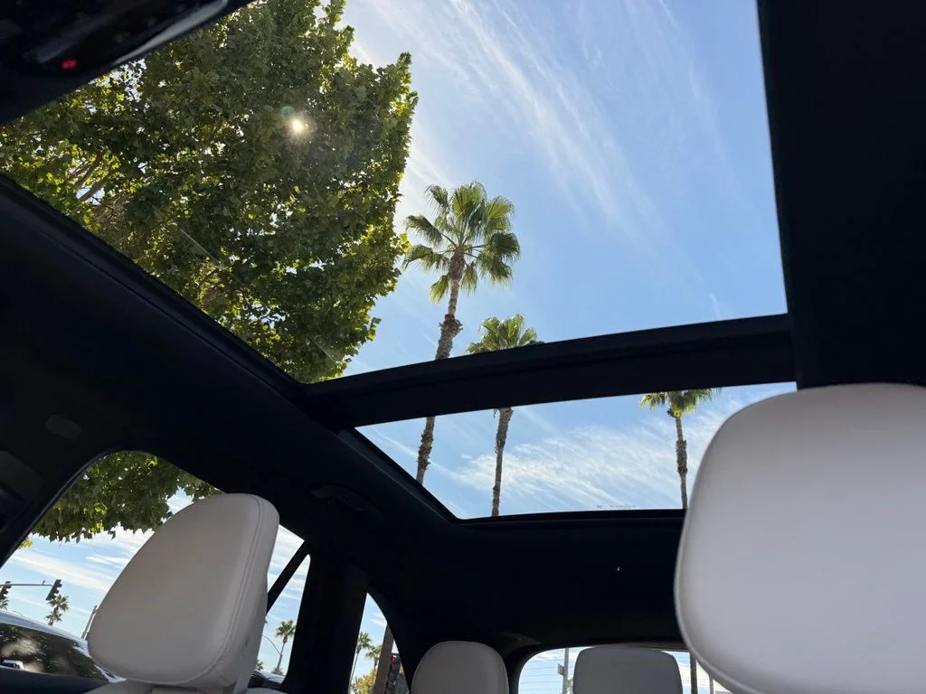 New 2027 White Mercedes-Benz GLC 300 image 2