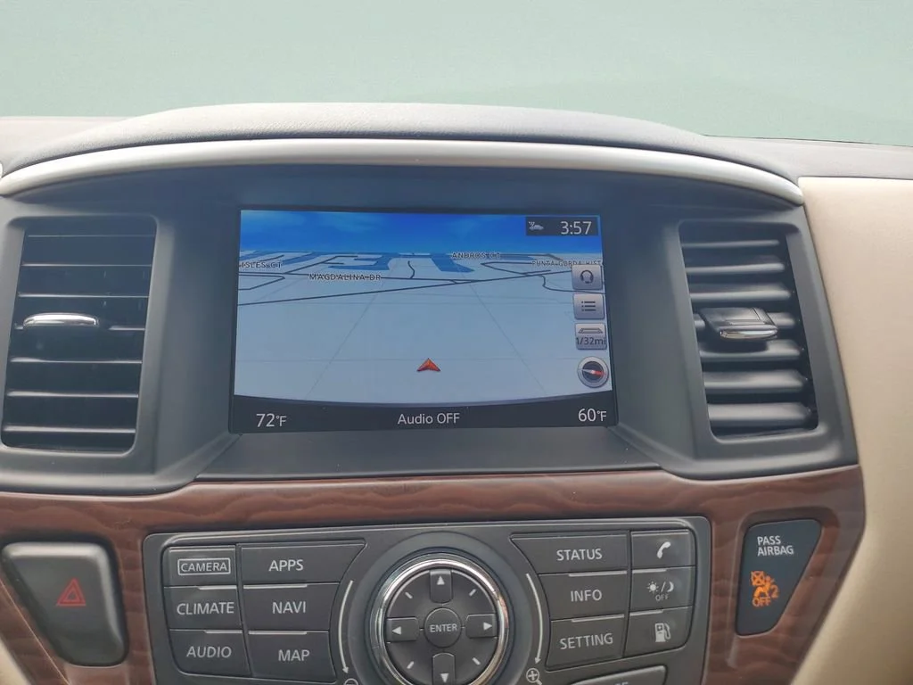 Used 2019 White Nissan Platinum image 14