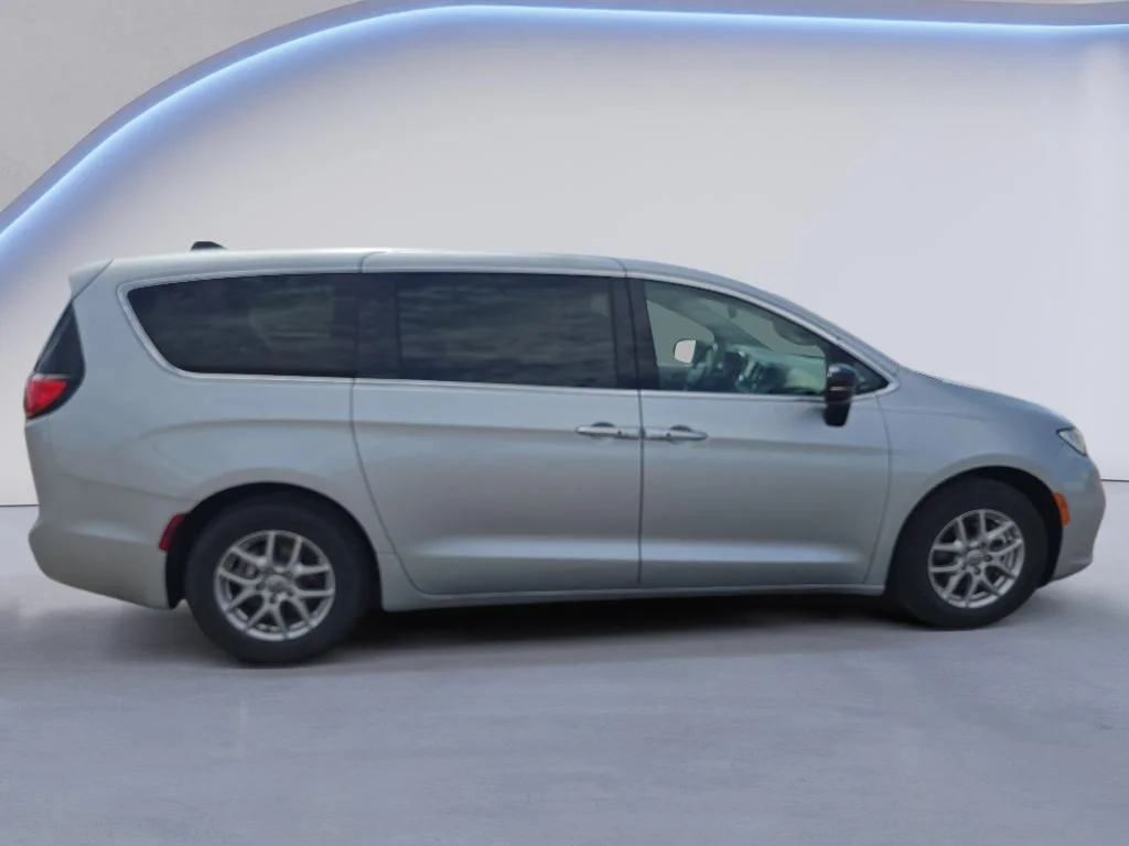 Used 2024 Silver Chrysler Touring L image 4