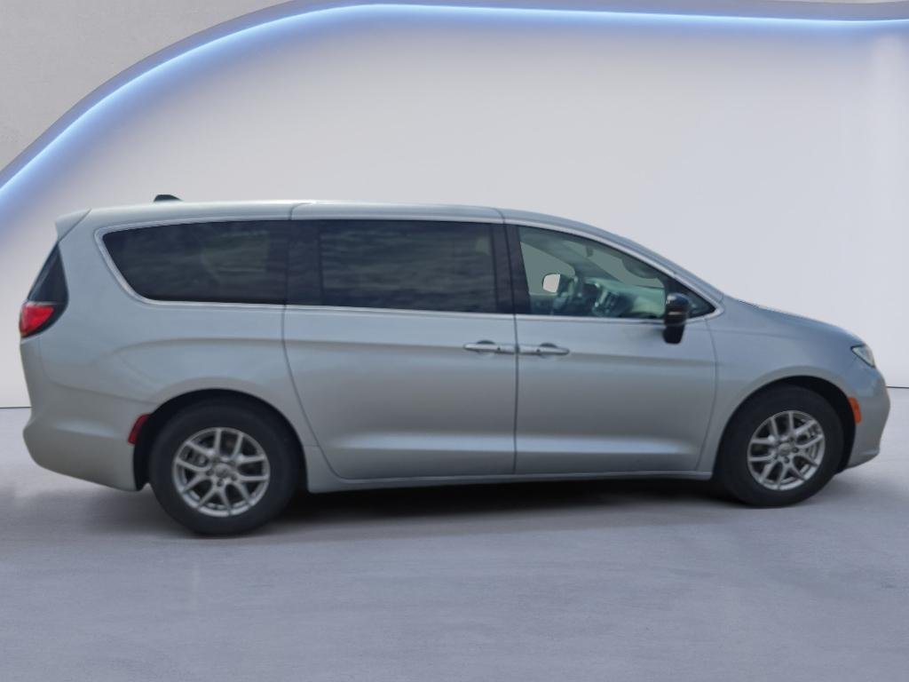 Used 2024 Silver Chrysler Touring L image 4