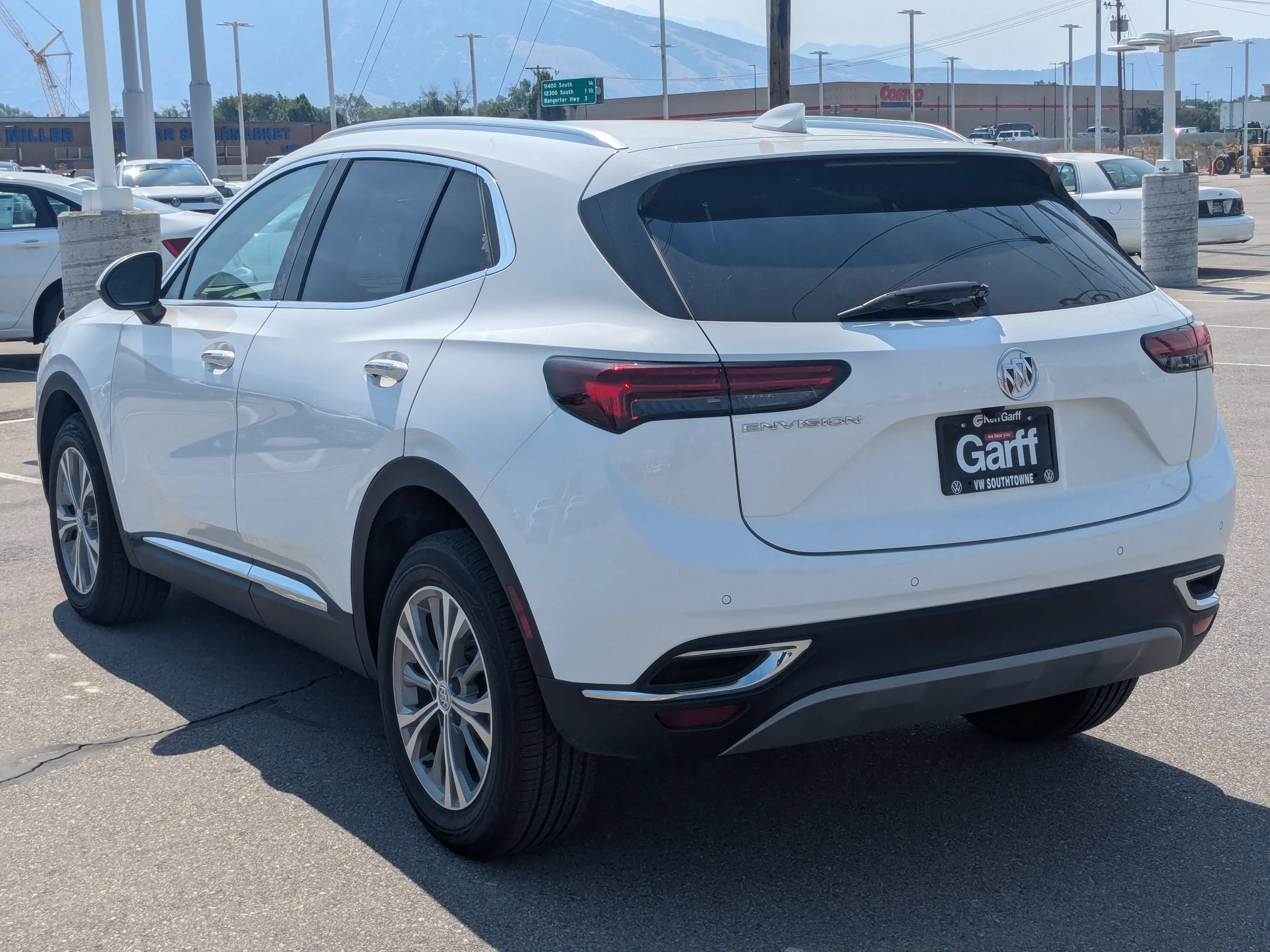 Used 2022 Summit White Buick Preferred image 5