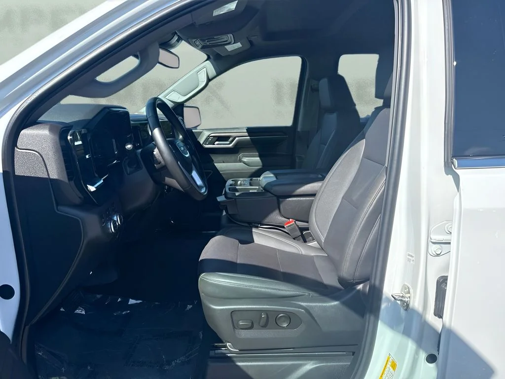 Used 2024 White GMC SLT image 6