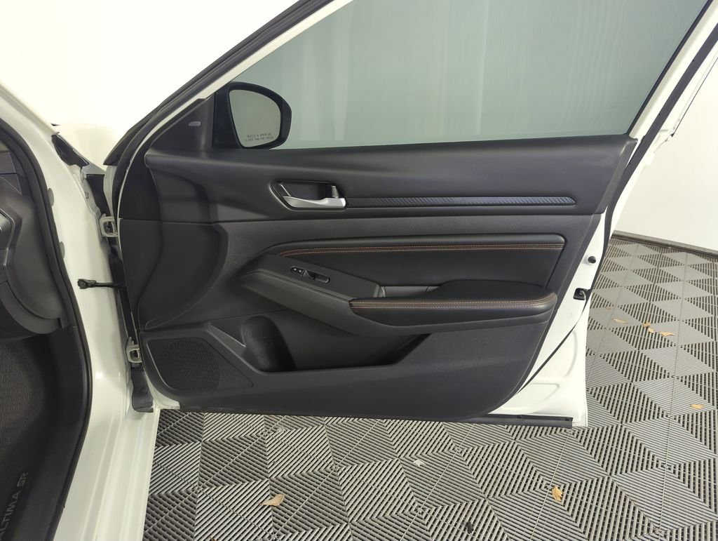 Used 2021 White Nissan 2.5 SR image 34