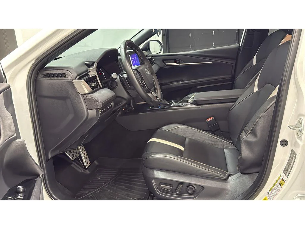 Used 2025 Ice Cap Toyota SE FWD 1 OWNER image 31
