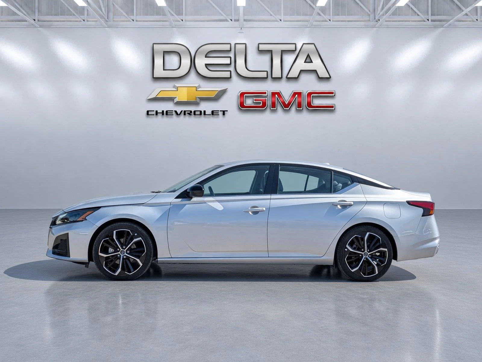 Used 2025 Silver Nissan SR image 2