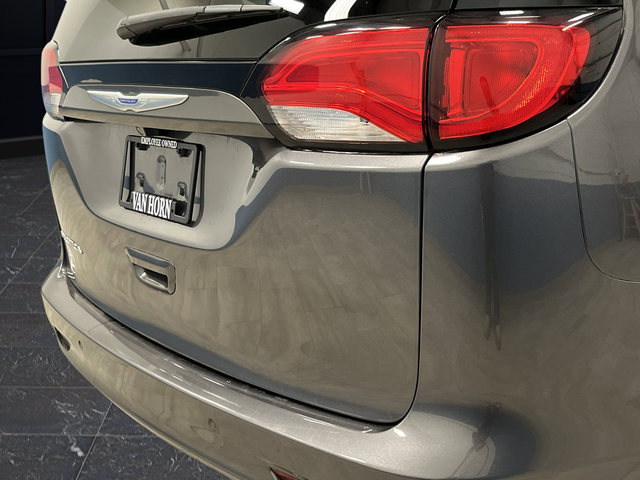 Used 2018 Granite Crystal Metallic Clearcoat Chrysler L image 29
