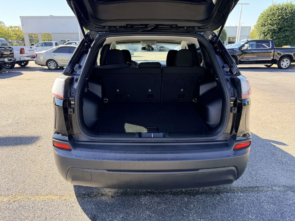 Used 2020 Black Jeep Latitude image 11