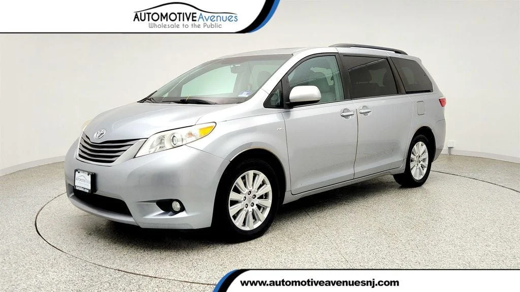 Used 2017 Silver Sky Metallic Toyota XLE Premium AWD 7-Passenger image 1