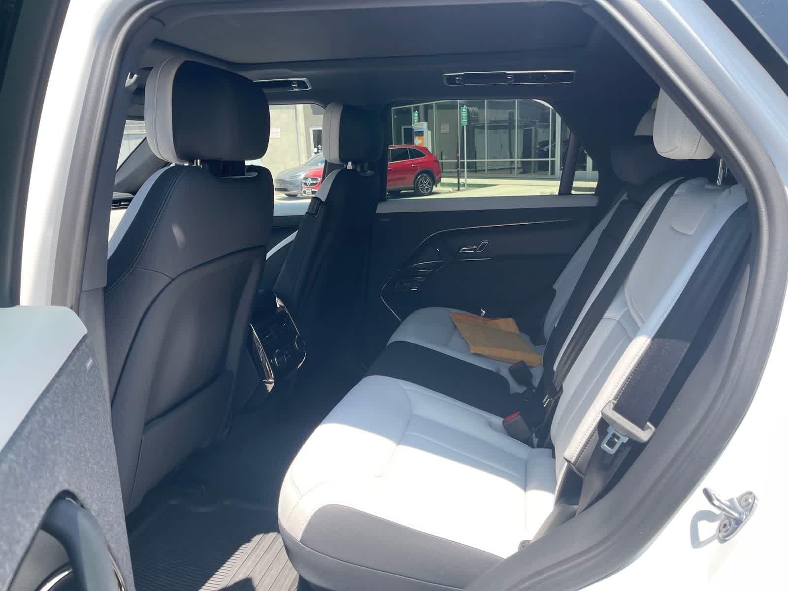 Certified Used 2023 Fuji White Land Rover SE Dynamic image 6