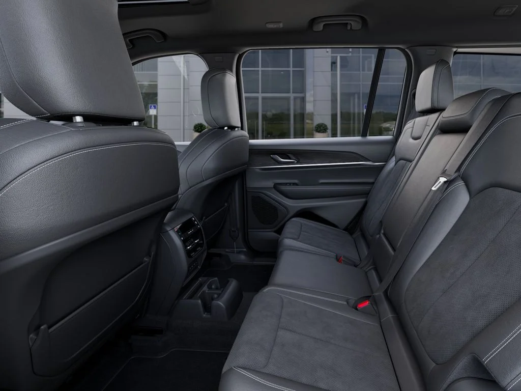 New 2026 Diamond Black Crystal Pearl-Coat Exterior Paint Jeep Altitude image 24