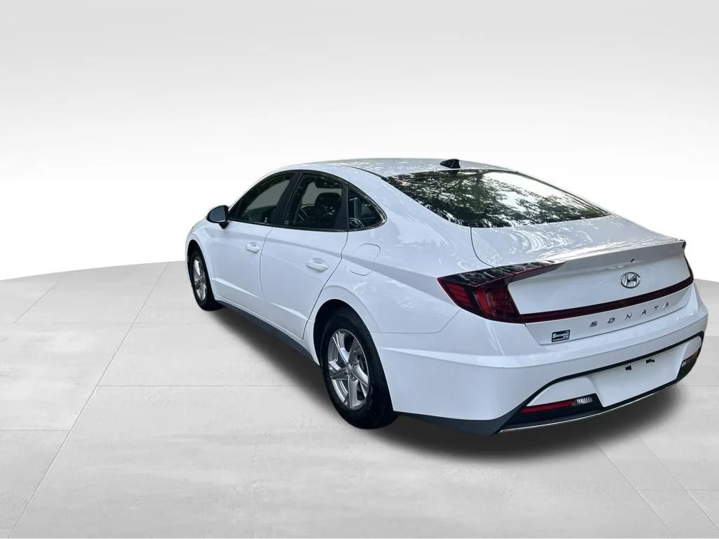 Used 2023 White Hyundai SE image 3