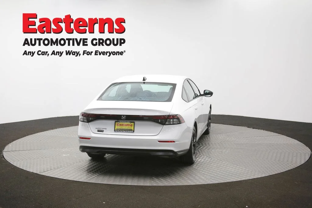 Used 2025 White Honda SE image 38