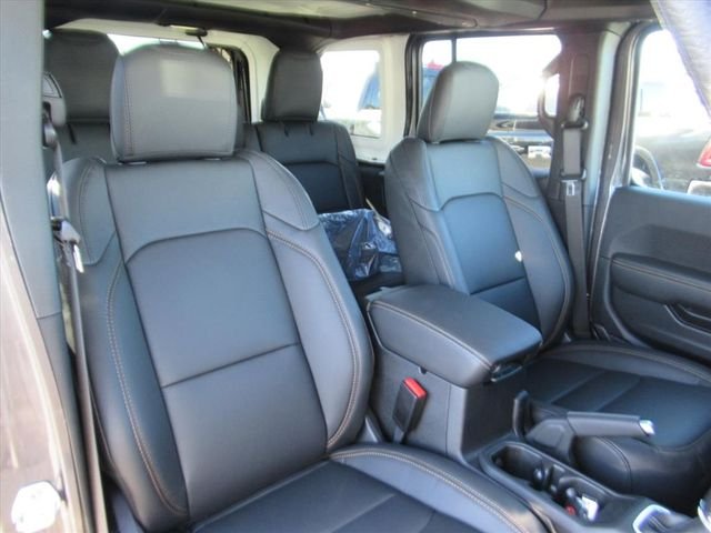 New 2026 Granite Crystal Metallic Clear-Coat Exterior Paint Jeep Sahara image 8