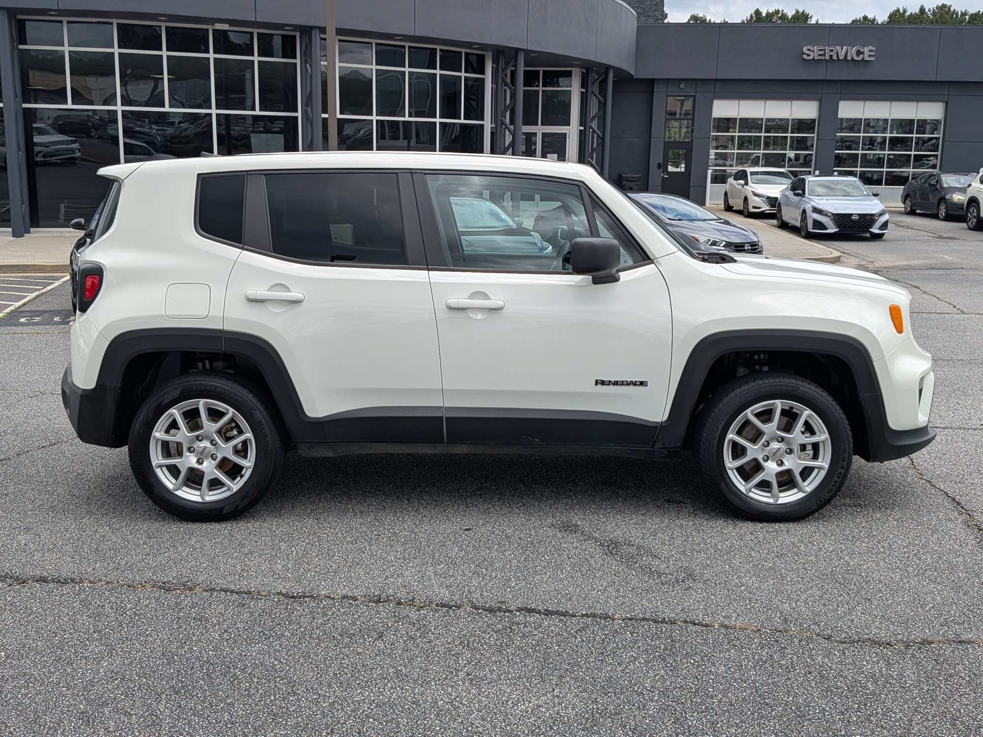 Used 2023 White Jeep Latitude image 2