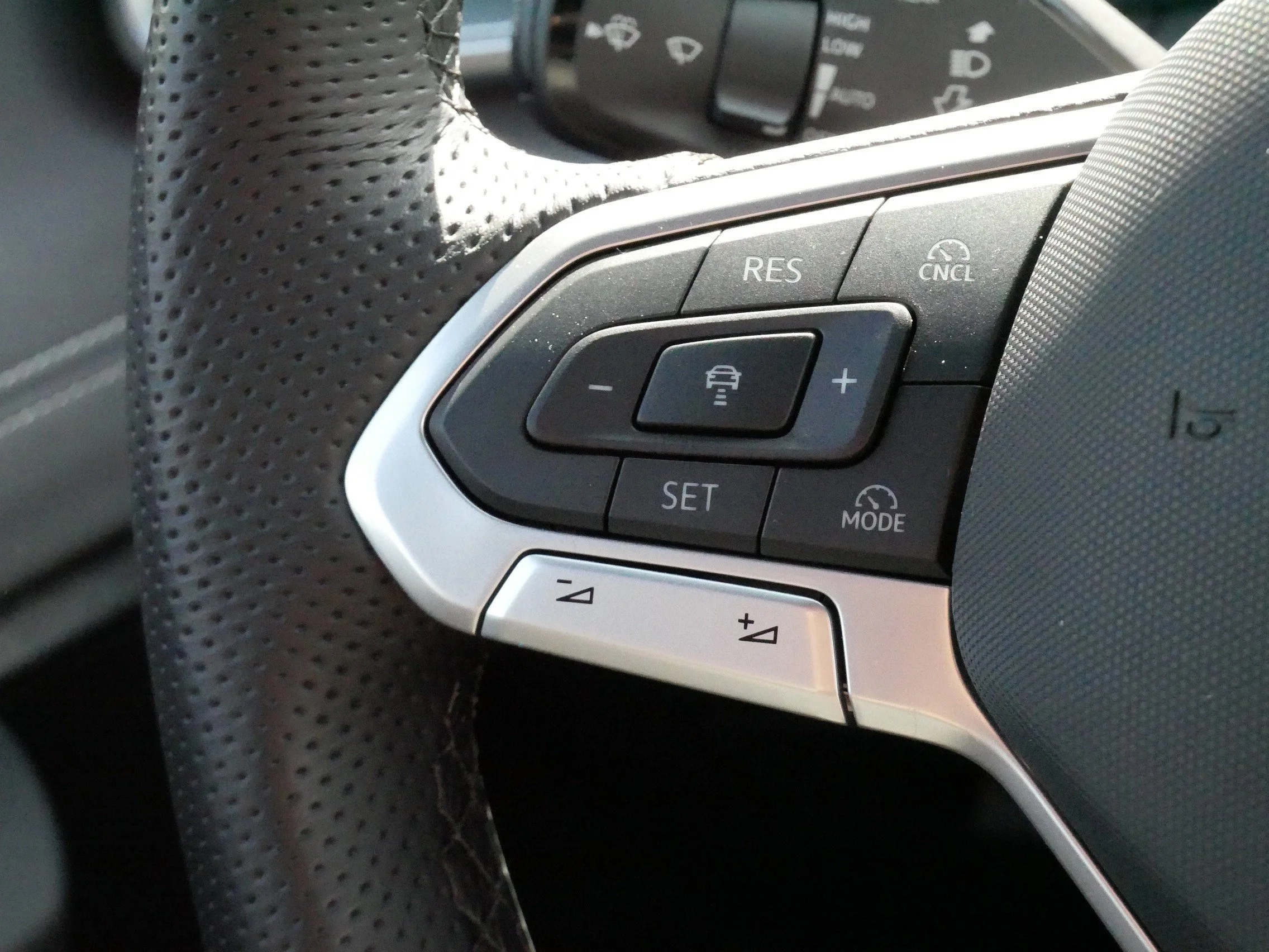Used 2025 Platinum Gray Metallic Volkswagen SE R-Line Black image 25