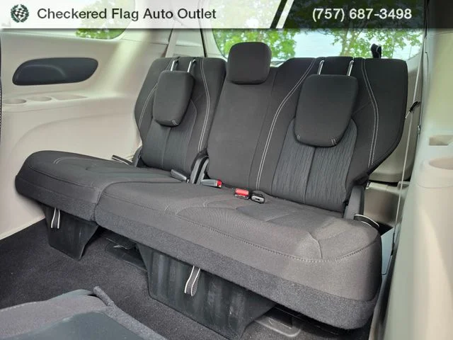 Used 2022 Brilliant Black Crystal Pearlcoat Chrysler LX image 20