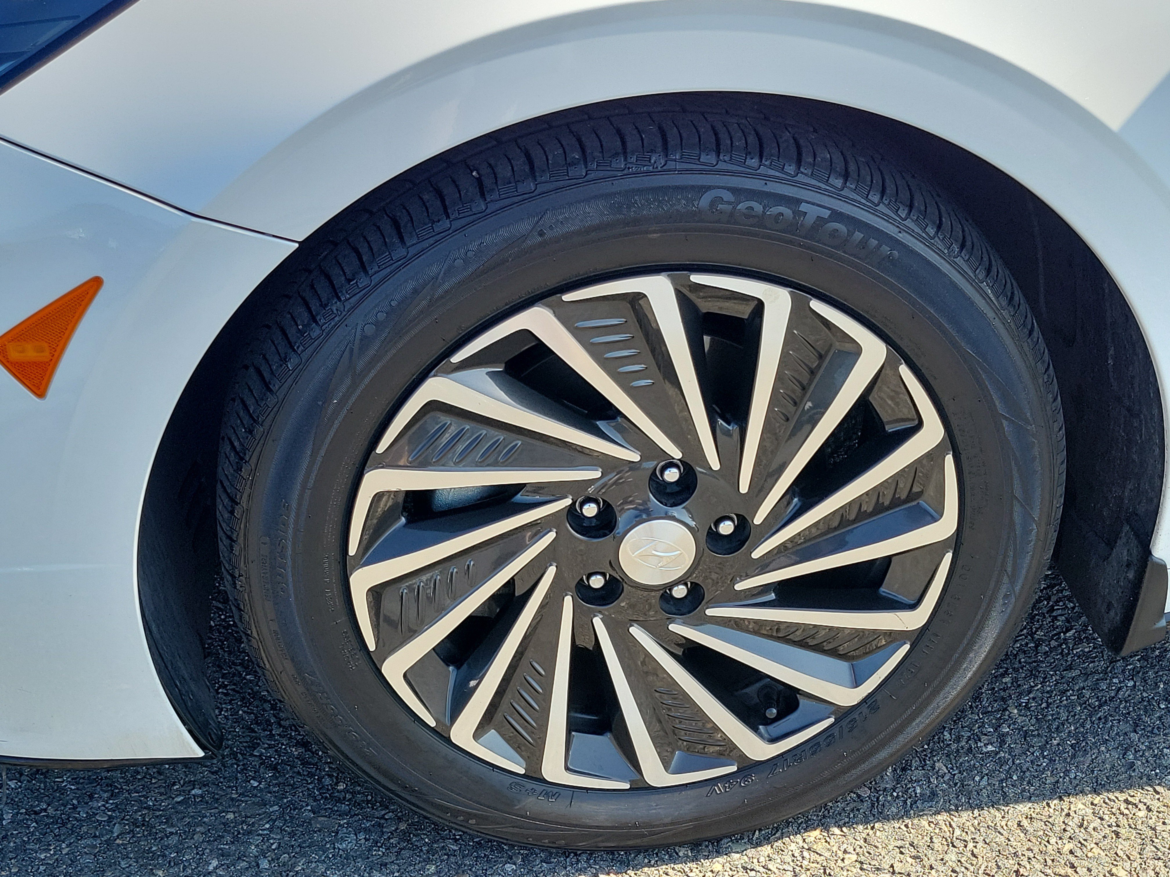 Used 2021 Hyper White Hyundai Limited image 9