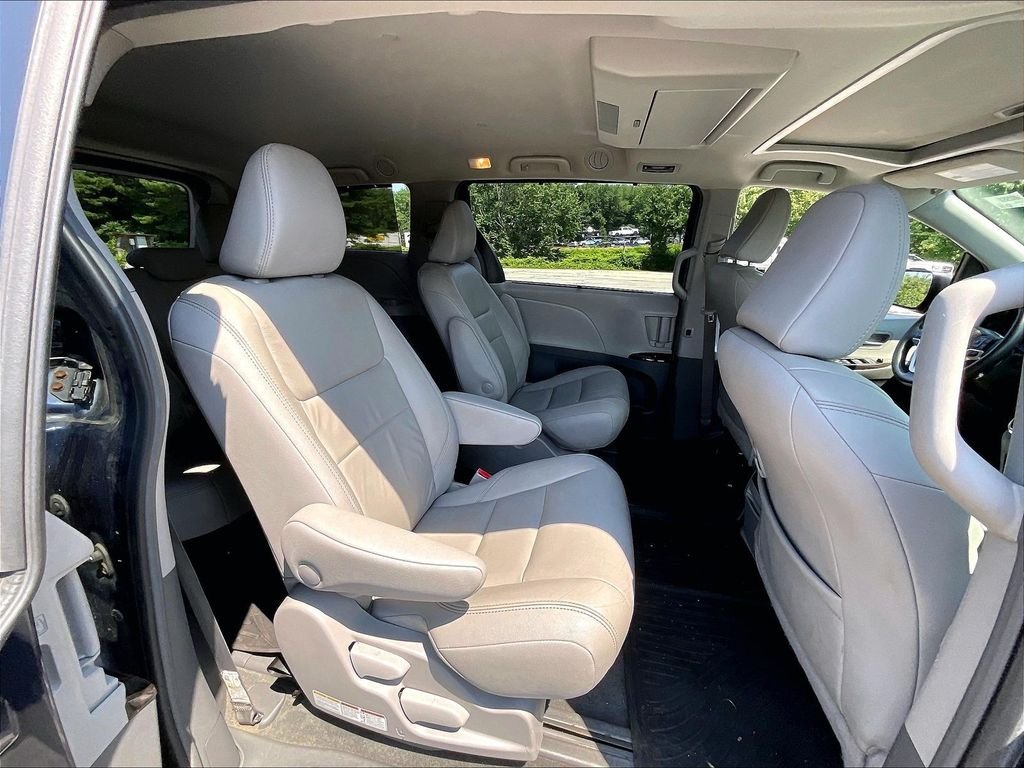 Used 2018 Beige Toyota XLE Premium image 16