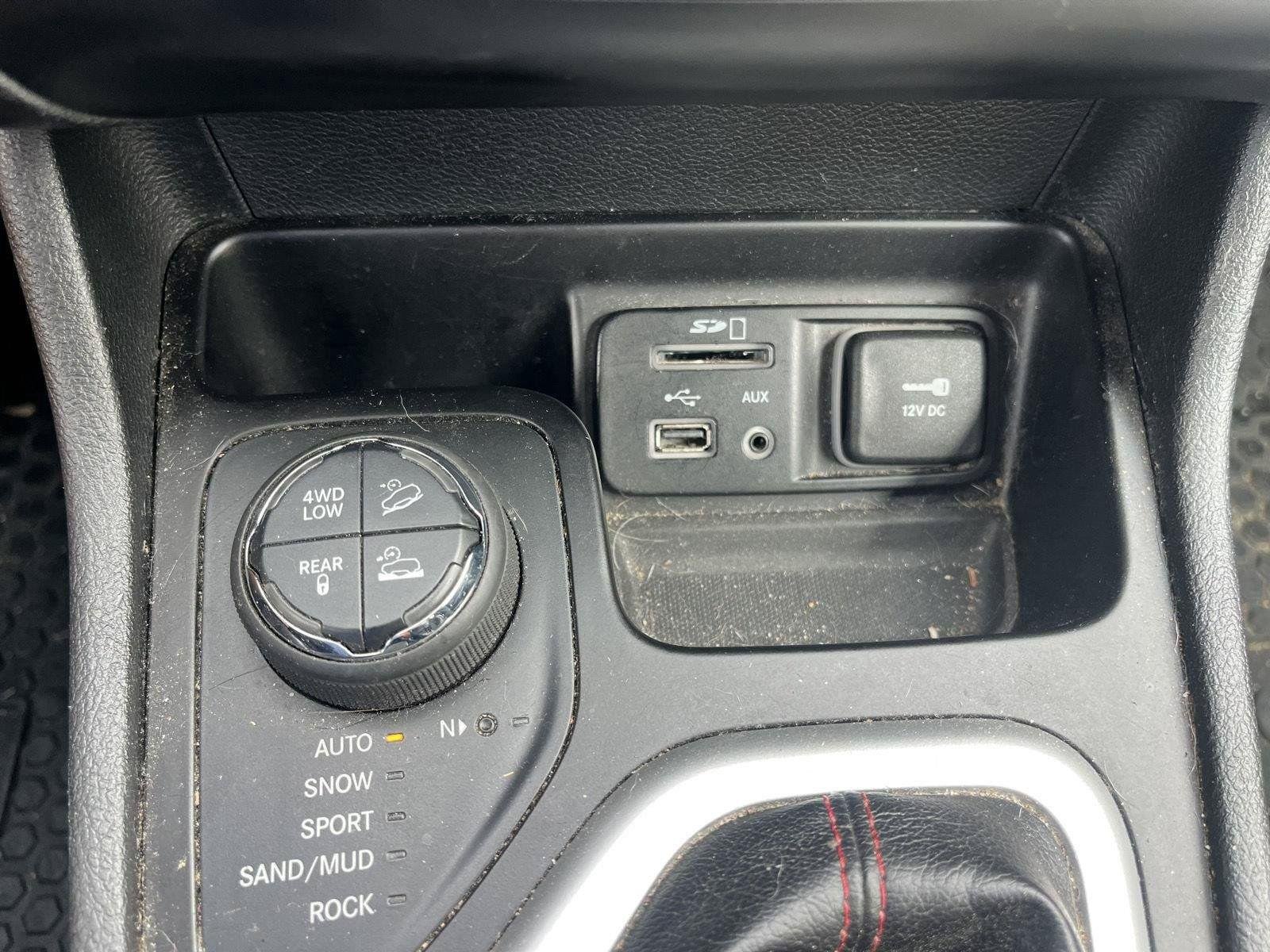 Used 2016 Bright White Clearcoat Jeep Trailhawk image 20