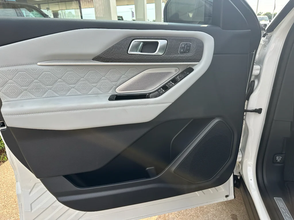 New 2026 Star White Met Tri-Coat Ford Platinum image 15