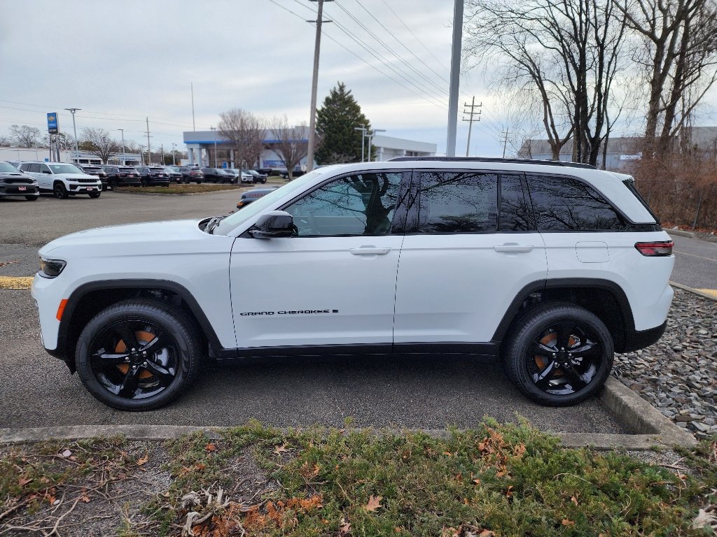 New 2026 Bright White Clear-Coat Exterior Paint Jeep Limited image 9