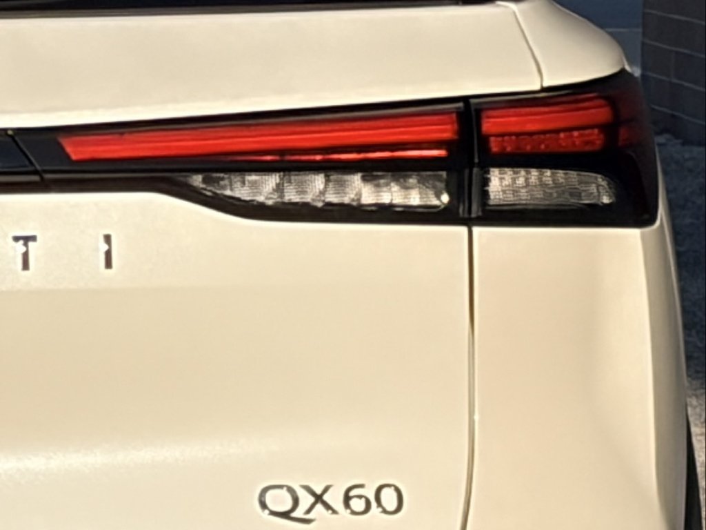 Used 2024 Majestic White INFINITI LUXE image 21