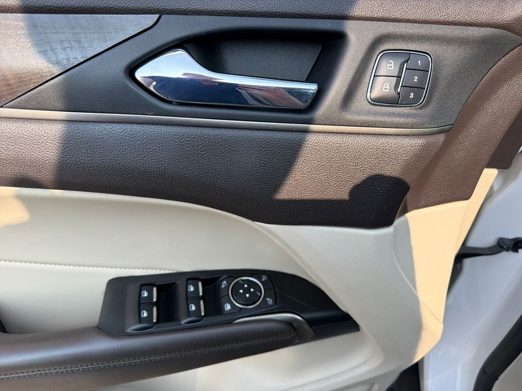 Used 2018 White Platinum Clearcoat Metallic Lincoln Reserve image 12