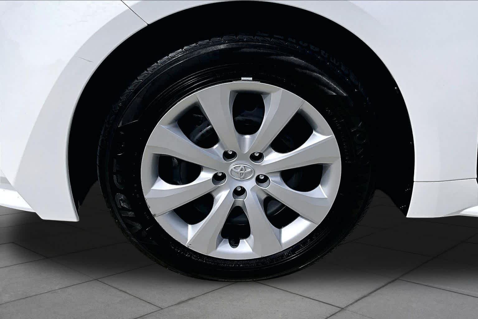 Used 2024 Ice Cap Toyota Hybrid LE image 10