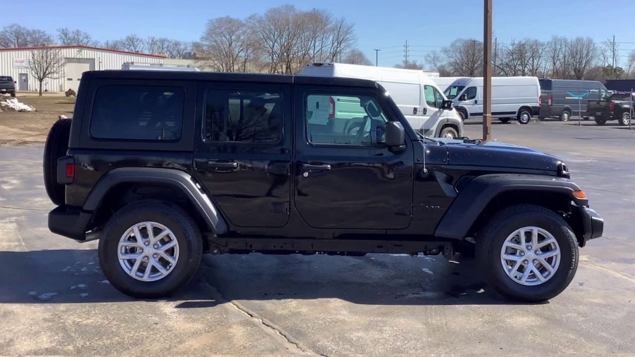 Used 2023 Black Jeep Sport S image 9