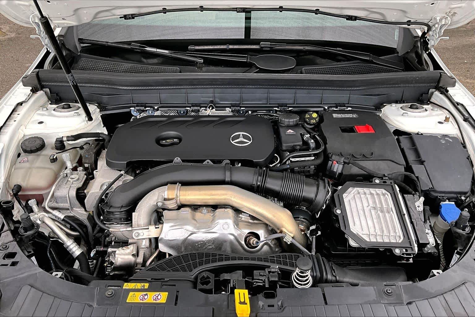 Certified Used 2025 Polar White Mercedes-Benz GLB 250 image 32