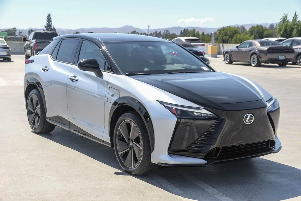 New 2026 Iridium and Black Onyx Lexus  550e F SPORT AWD image 3