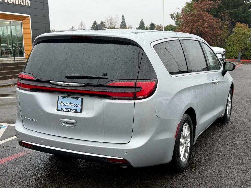 New 2026 Silver Mist Clear-Coat Exterior Paint Chrysler Select image 8