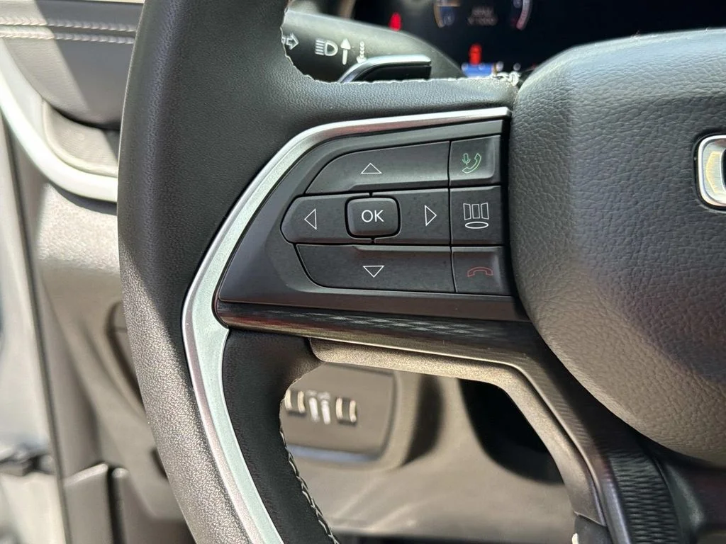 Used 2025 Silver Jeep Laredo image 39