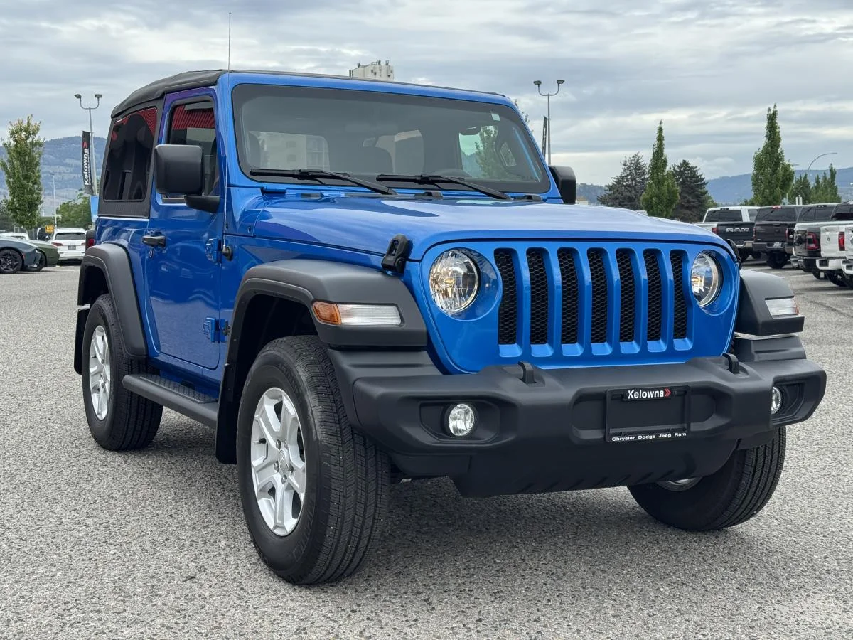 Used 2023 Blue Jeep Sport S image 4