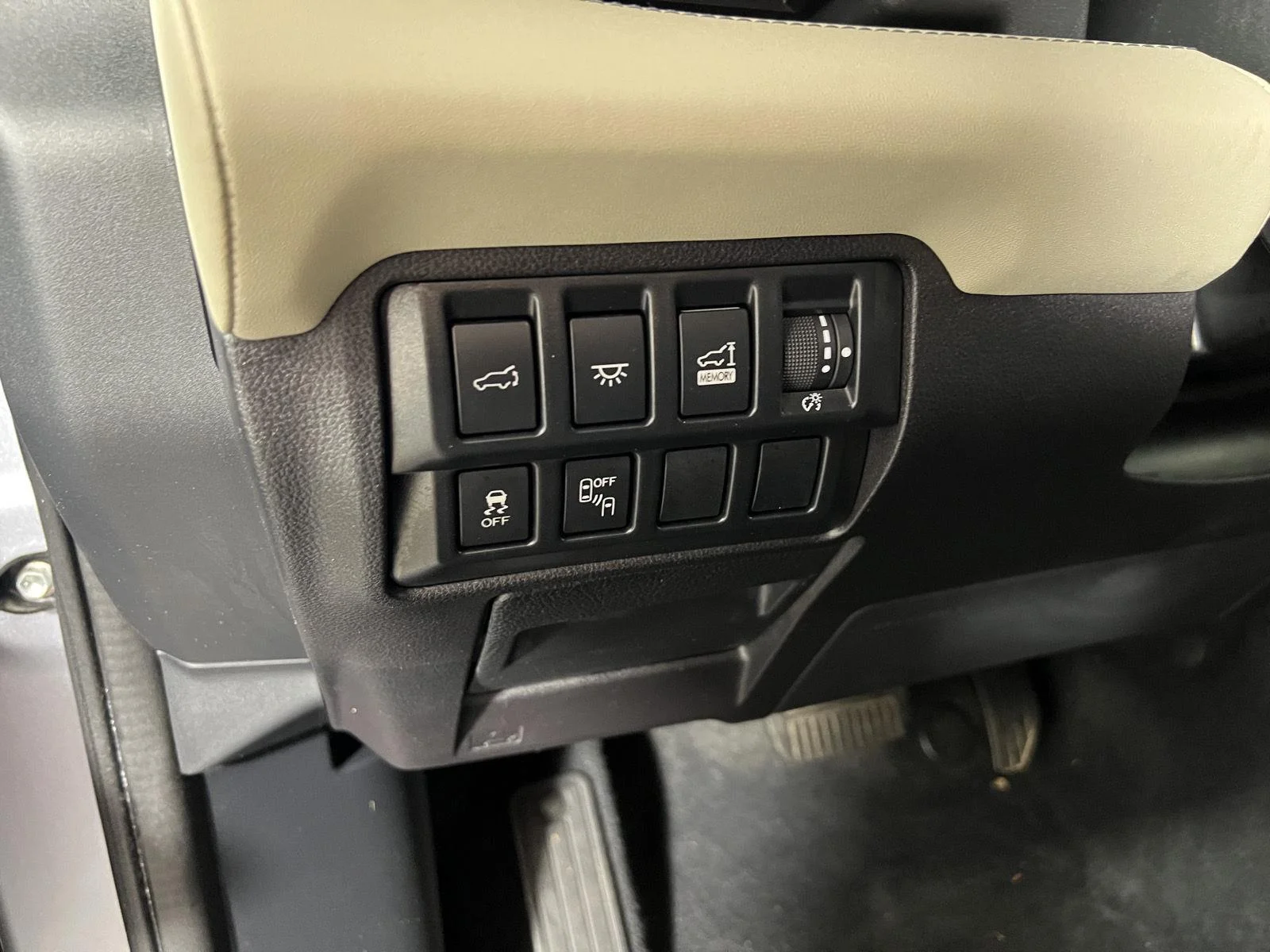 Used 2020 Ice Silver Metallic Subaru Limited image 15