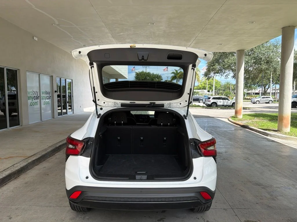 Used 2025 White Chevrolet 1RS image 31