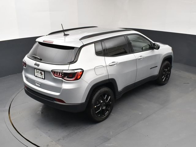 New 2026 Silver Zynith Metallic Clearcoat Jeep Latitude image 16