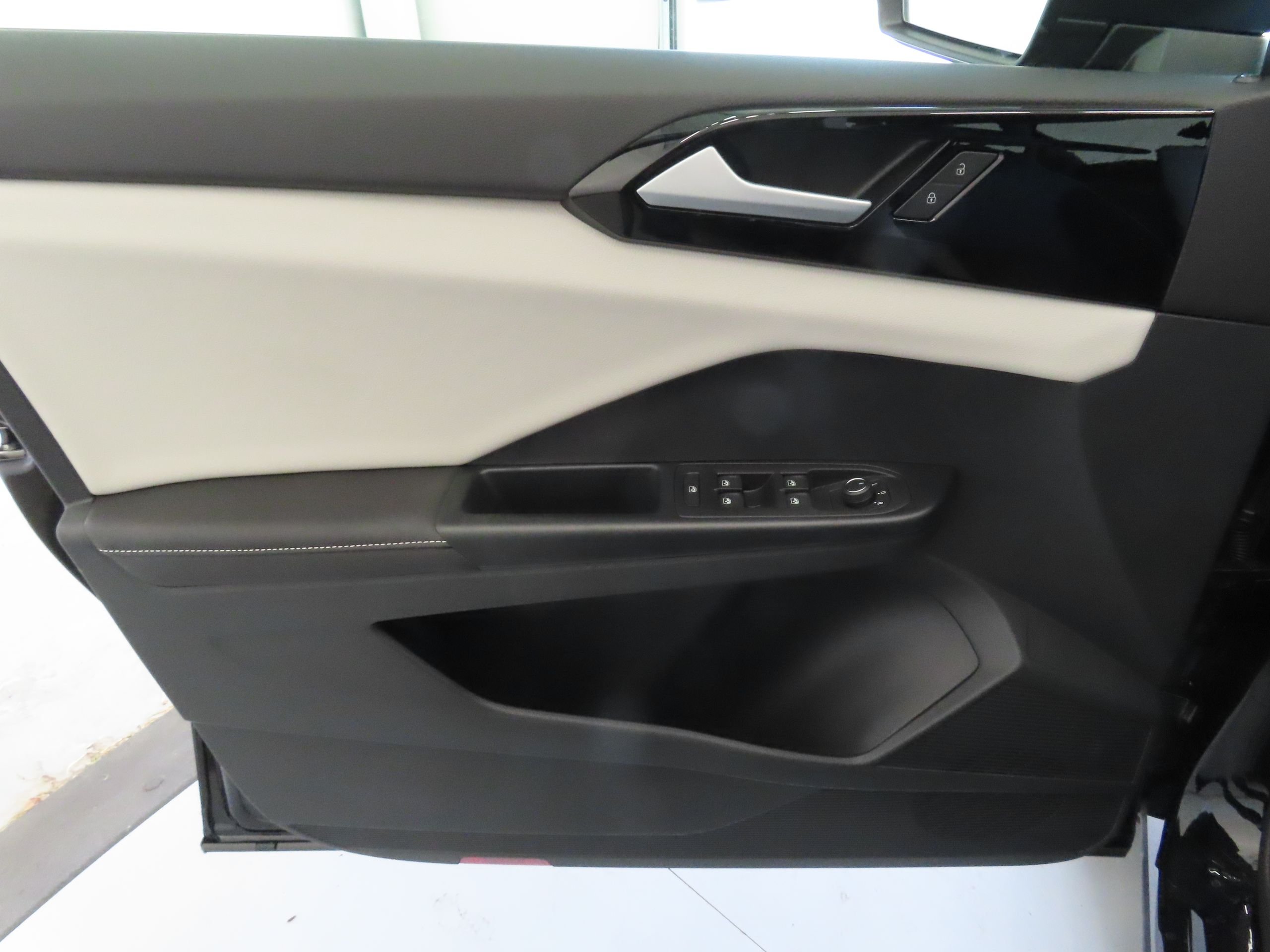 New 2026 Black Volkswagen 1.5T S image 8