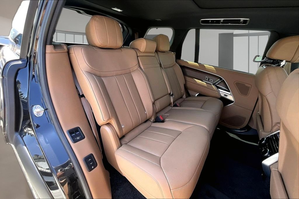 New 2026 SANTORINI BLACK Land Rover SE 7 Seats image 10