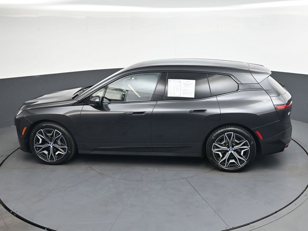 Used 2022 Gray BMW xDrive50 image 21