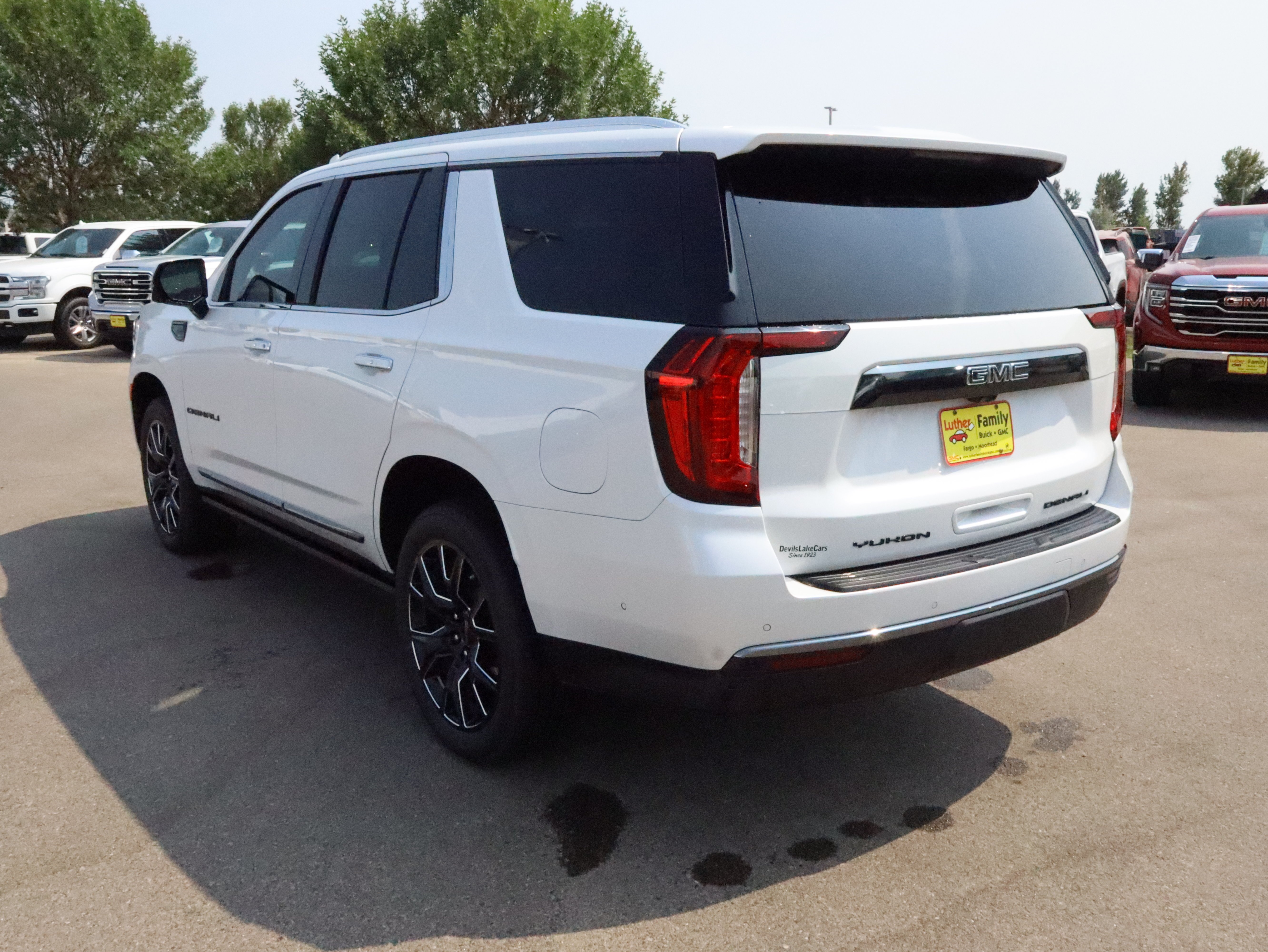 Used 2024 White Frost Tricoat GMC Denali Ultimate image 5