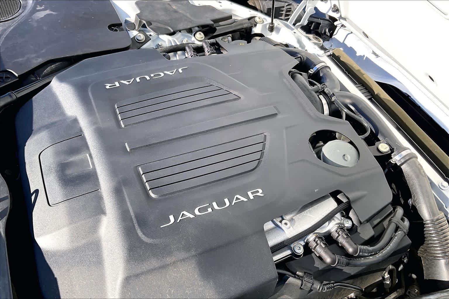 Used 2016  Jaguar R image 25