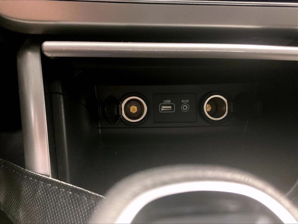 Used 2017 Black Hyundai SE image 26