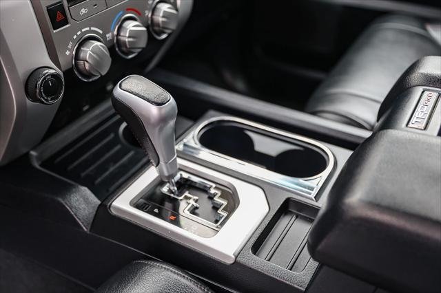 Certified Used 2017 SUPER WHITE Toyota  image 19
